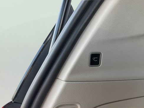 Used 2023 Chrysler Pacifica Touring-L FWD image 27