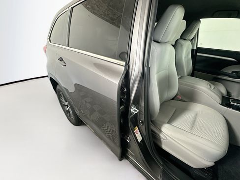 Used 2018 Toyota Highlander LE FWD image 27