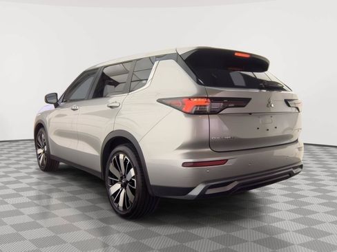 Used 2025 Mitsubishi Outlander SE AWD/4WD image 14
