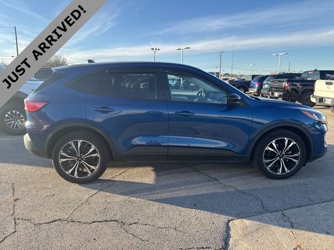 Used 2022 Ford Escape SE w/ SE Sport Appearance Package image 4