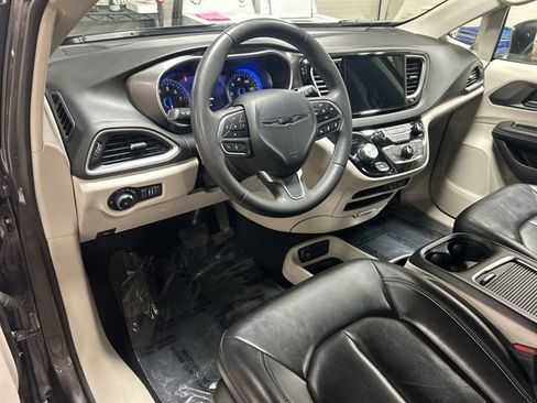 Used 2023 Chrysler Pacifica Touring-L FWD image 10