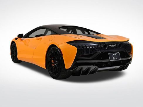 Used 2025 McLaren Artura image 3
