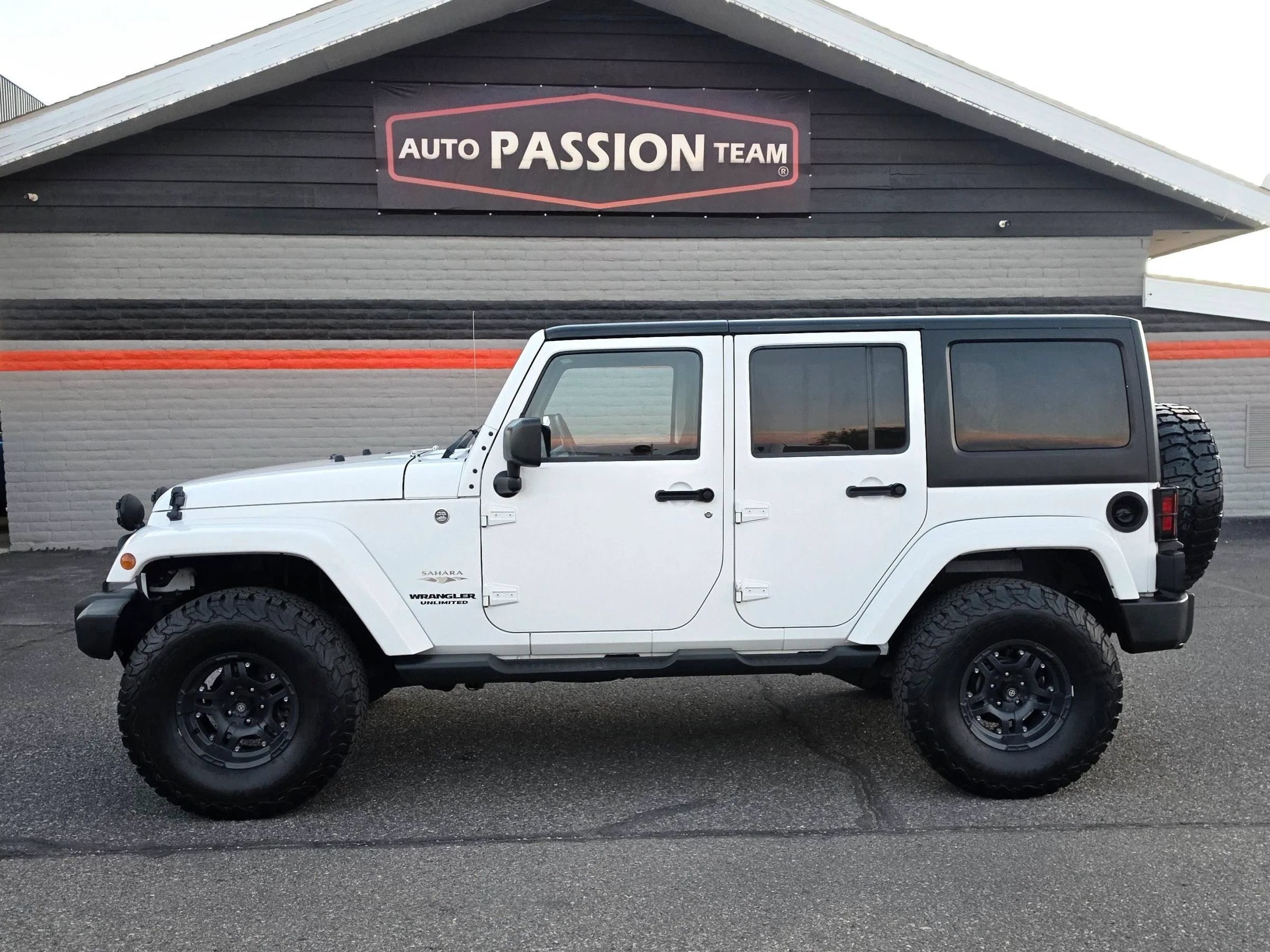 Used 2012 Jeep Wrangler Unlimited Sahara w/ Dual Top Group AWD/4WD image 2