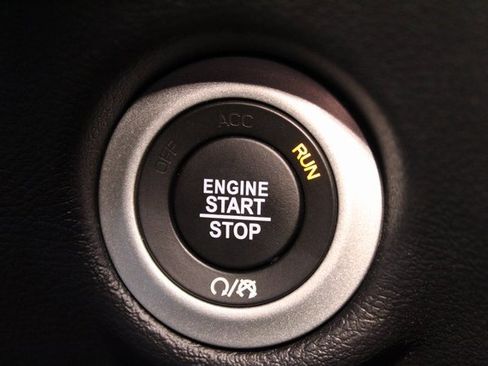 Used 2025 Chrysler Pacifica Select image 25