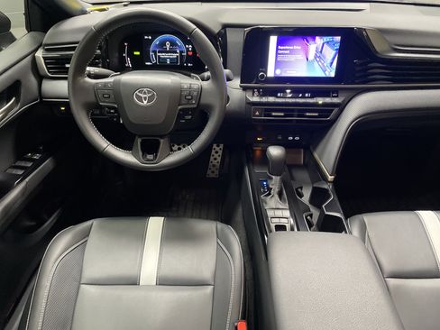 Used 2025 Toyota Camry SE image 31