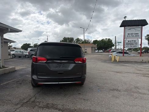 Used 2020 Chrysler Pacifica Limited image 5
