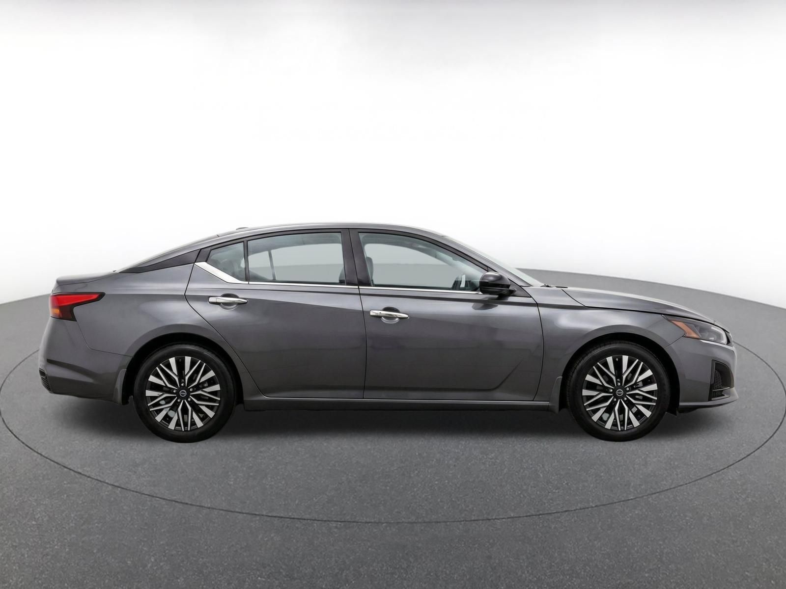 Used 2025 Nissan Altima 2.5 SV FWD image 9