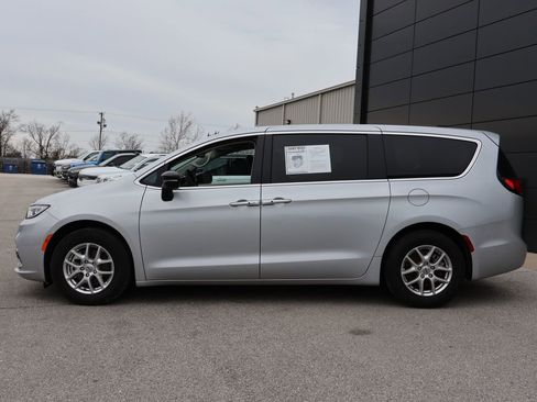 Used 2024 Chrysler Pacifica Touring-L image 2