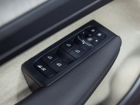 Used 2024 Volvo XC40 B5 Ultimate w/ Protection Package Premier image 18