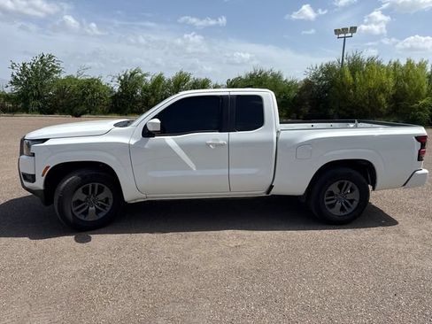 Used 2025 Nissan Frontier SV RWD image 4