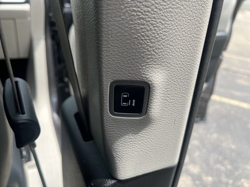 Used 2019 Chrysler Pacifica Limited w/ Tire & Wheel Group FWD image 17
