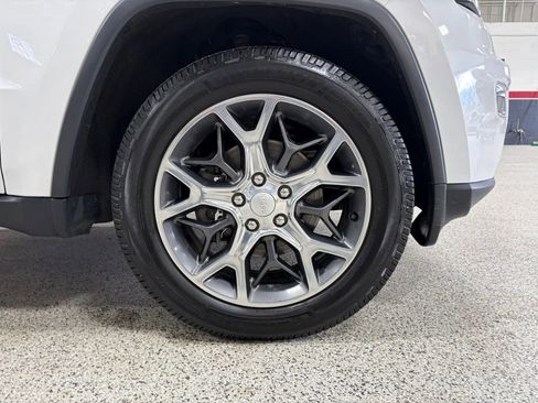 Used 2018 Jeep Grand Cherokee Limited image 15