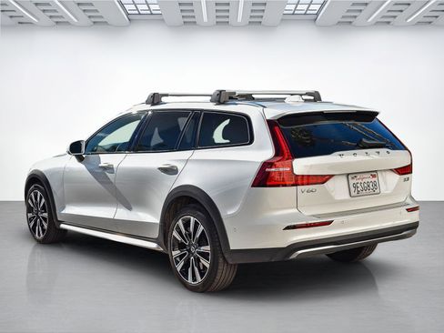 Used 2023 Volvo V60 B5 Cross Country Ultimate w/ Climate Package image 7