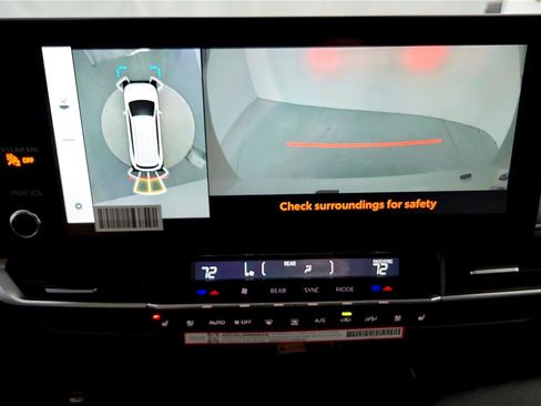 Used 2026 Toyota Sienna Platinum image 34