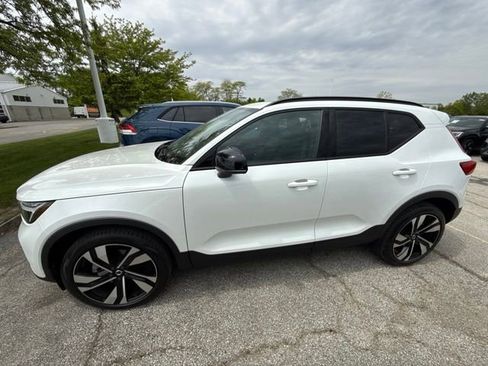Used 2023 Volvo XC40 B5 Plus w/ Climate Package AWD/4WD image 2