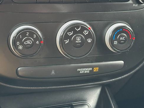 Used 2014 Kia Soul Base 4dr Crossover 6M image 41