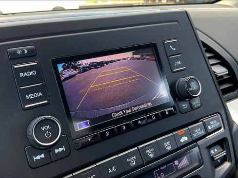 Used 2018 Honda Odyssey LX image 19