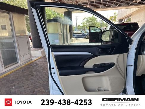 Used 2017 Toyota Highlander Plus AWD/4WD image 17