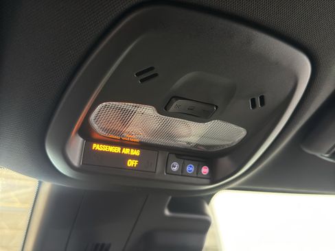 Used 2025 Chevrolet Trax RS w/ Driver Confidence Package FWD image 32