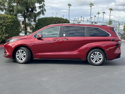 Used 2025 Toyota Sienna Limited image 3