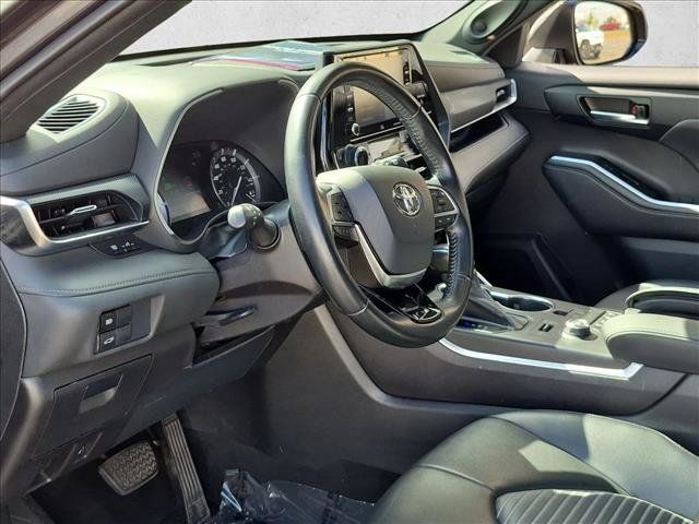 Used 2021 Toyota Highlander XSE AWD/4WD image 10