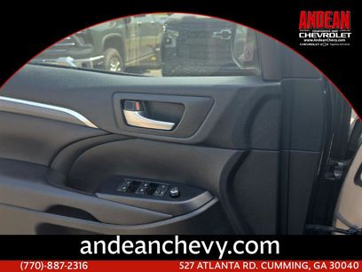 Used 2019 Toyota Highlander SE w/ Nightshade Edition