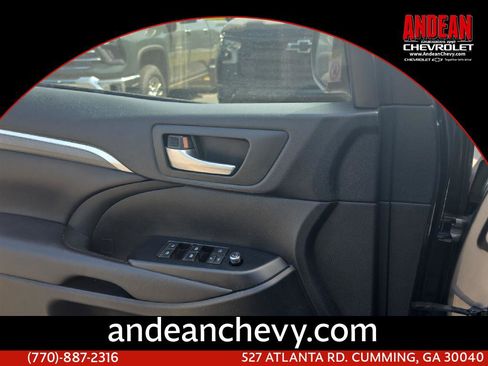 Used 2019 Toyota Highlander SE w/ Nightshade Edition image 1