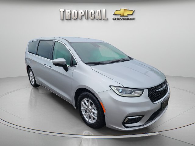 Used 2023 Chrysler Pacifica Touring-L FWD image 7