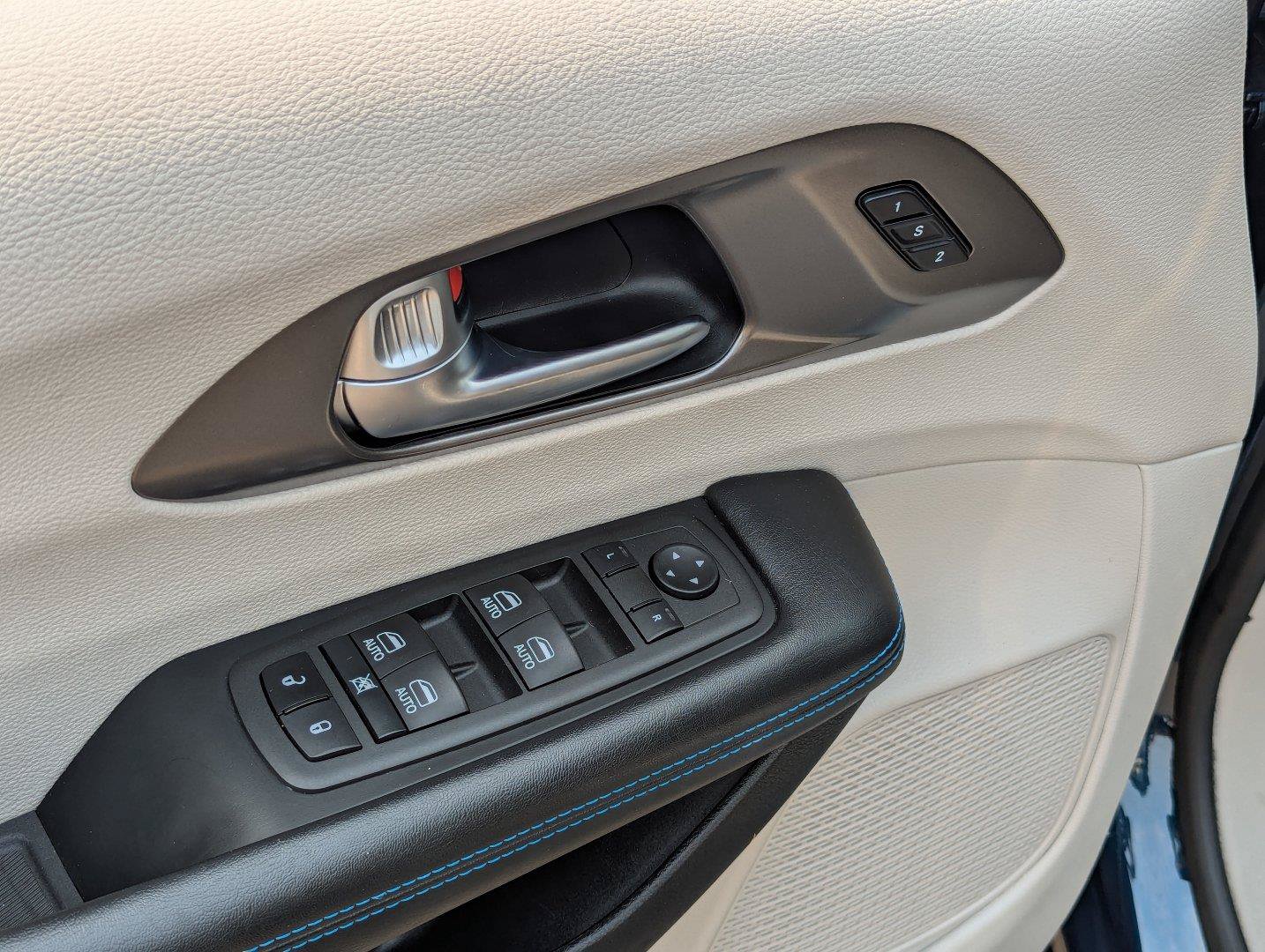 Used 2021 Chrysler Pacifica Touring-L w/ Uconnect Theater Family Group AWD/4WD image 11