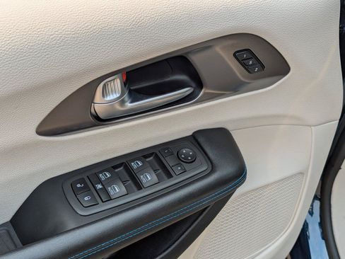 Used 2021 Chrysler Pacifica Touring-L w/ Uconnect Theater Family Group AWD/4WD image 11