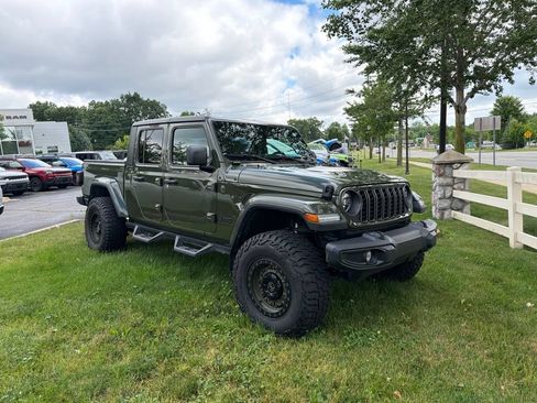 Used 2024 Jeep Gladiator Sport AWD/4WD image 1