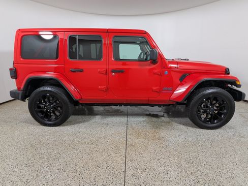 Used 2025 Jeep Wrangler Unlimited Sahara w/ Safety Group AWD/4WD image 8