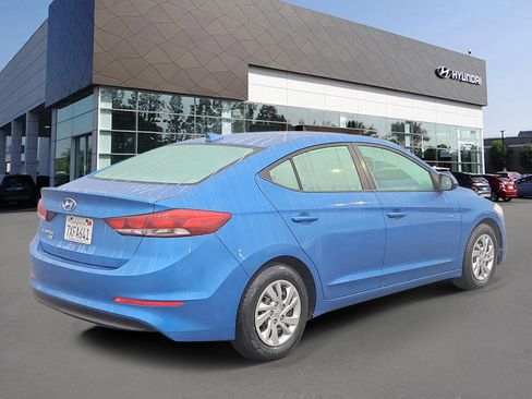 Used 2017 Hyundai Elantra SE image 2