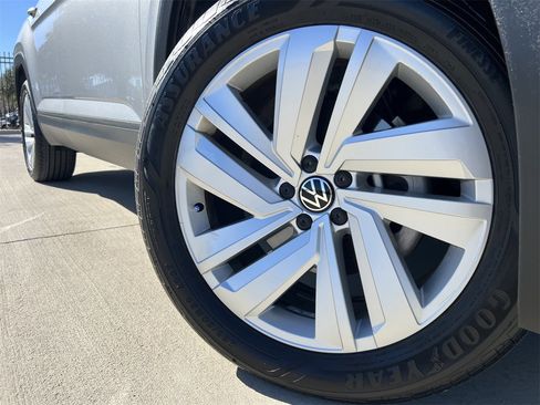 Used 2022 Volkswagen Atlas Cross Sport SE image 9