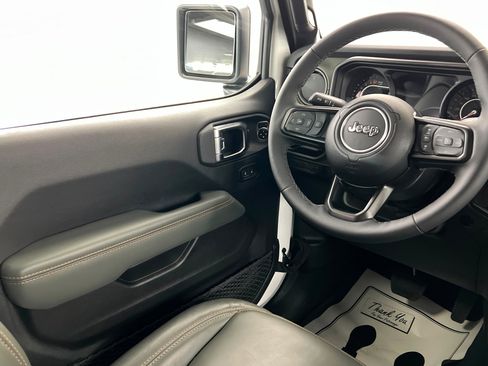 Used 2025 Jeep Gladiator Mojave image 12