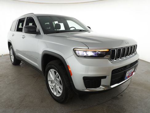 Used 2025 Jeep Grand Cherokee L Laredo w/ Luxury Tech Group I image 3