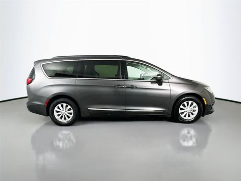 Used 2017 Chrysler Pacifica Touring-L FWD image 17