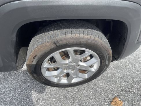 Used 2018 Jeep Renegade Latitude AWD/4WD image 29