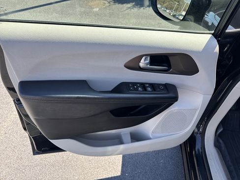 Used 2017 Chrysler Pacifica Touring-L image 20