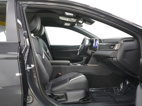 Used 2025 Toyota Camry SE image 10