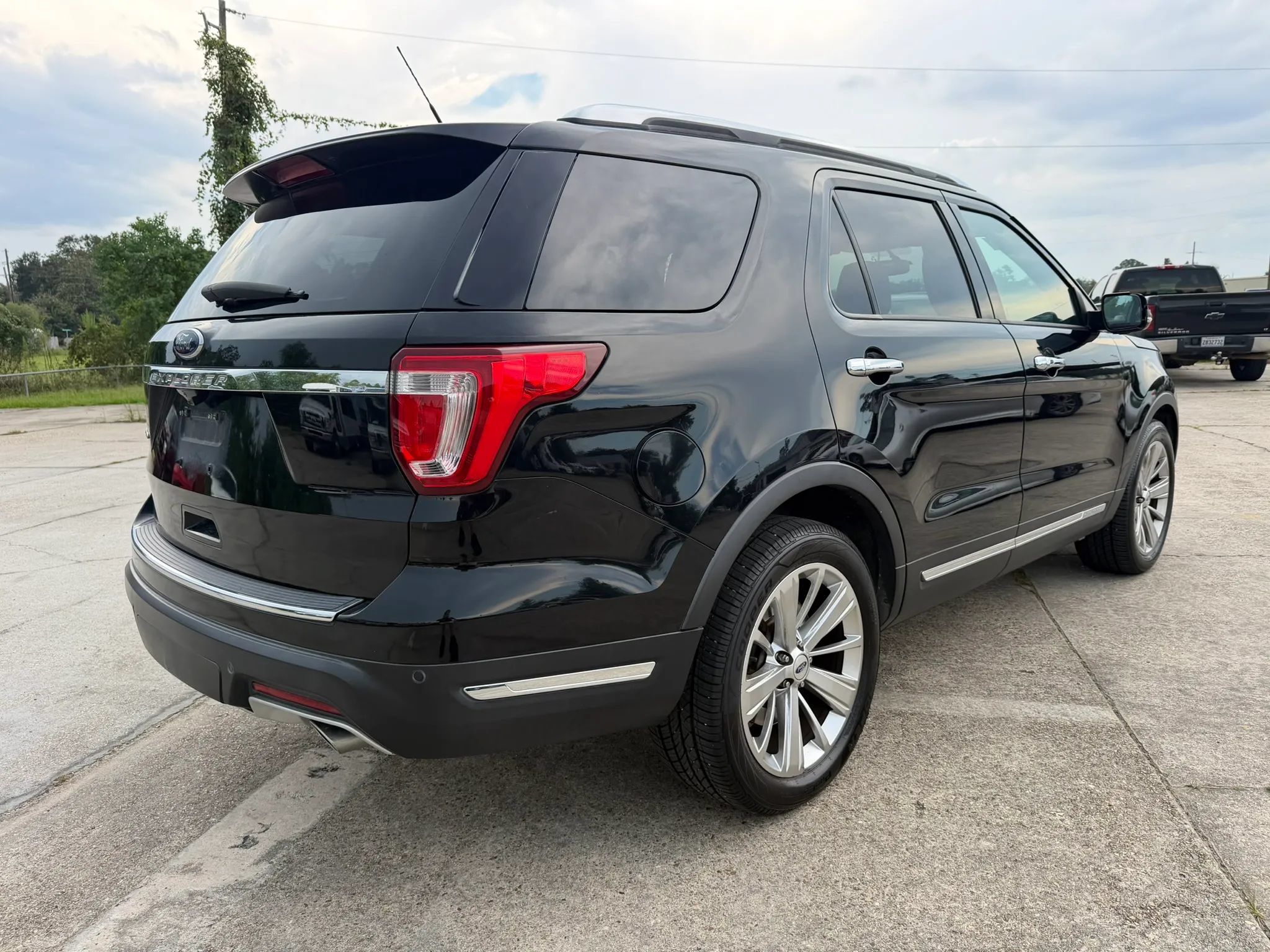 Used 2019 Ford Explorer Limited w/ Class III Trailer Tow Package FWD image 4
