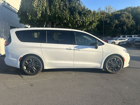 New 2026 Chrysler Pacifica Select image 2