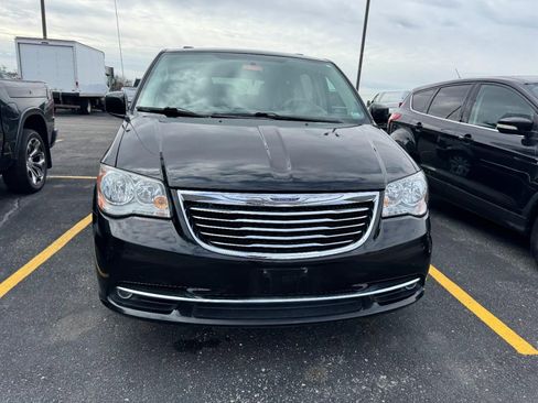Used 2016 Chrysler Town & Country Touring w/ Driver Convenience Group image 8