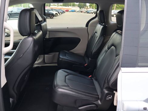 Used 2024 Chrysler Pacifica Touring-L FWD image 5
