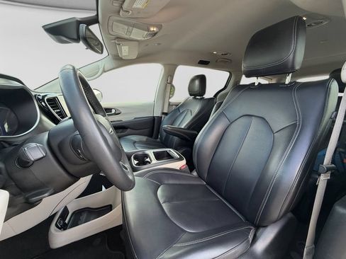 Used 2024 Chrysler Pacifica Touring-L FWD image 20