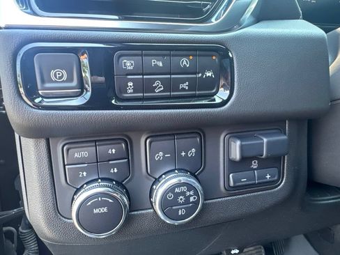 Used 2025 GMC Yukon Denali w/ Advanced Technology Package AWD/4WD image 37