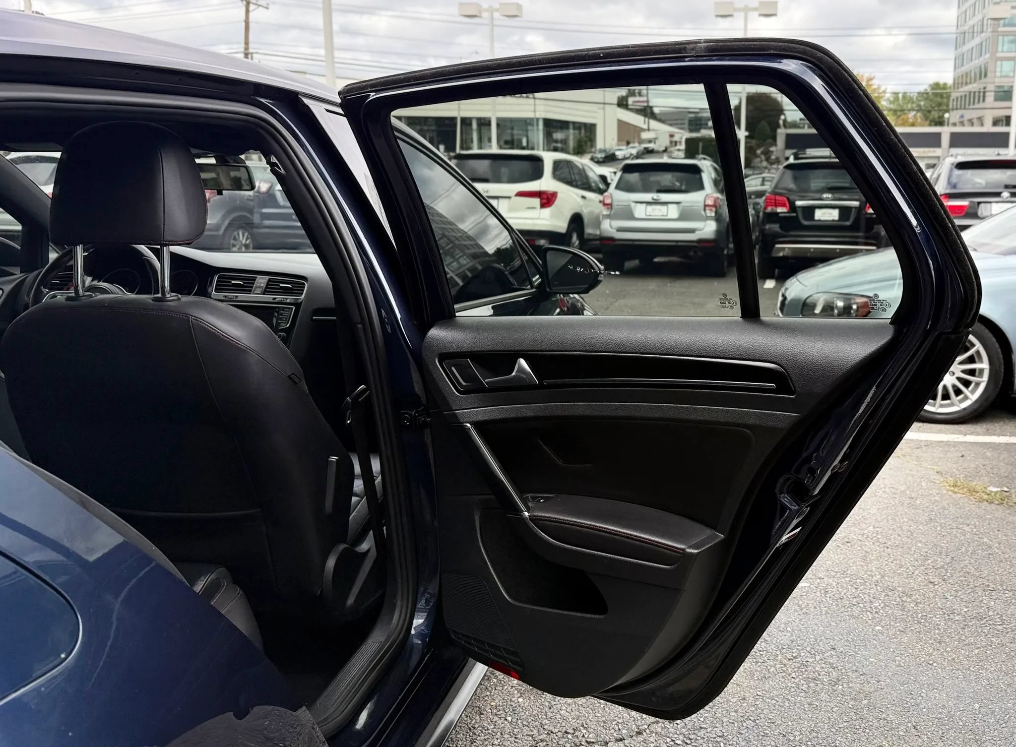 Used 2015 Volkswagen GTI SE FWD image 30