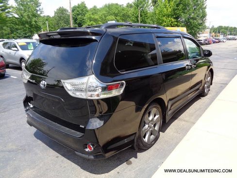 Used 2013 Toyota Sienna SE FWD image 3