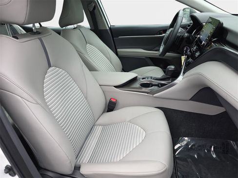 Used 2024 Toyota Camry SE image 12