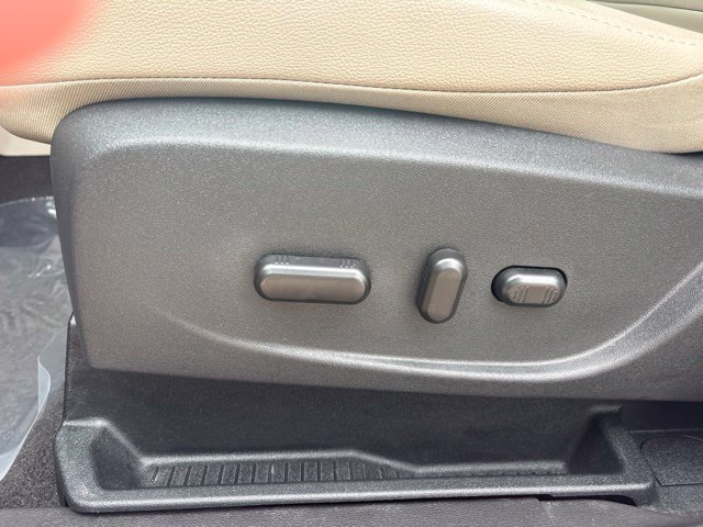 Used 2017 Ford C-MAX Titanium w/ Equipment Group 301A FWD image 14
